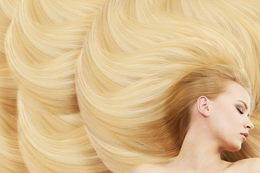 自分の足に触れているとピンクの百合の花