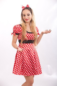 ワンピースを着た女性